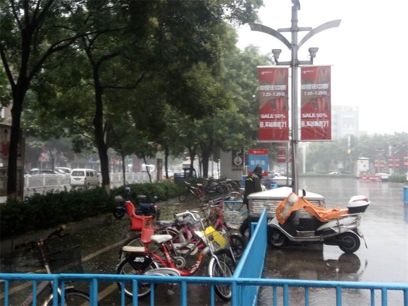 暴雨天涼涼，家家利暖人心2.jpg